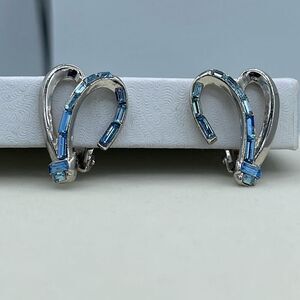 Vintage climbing style clip earrings.